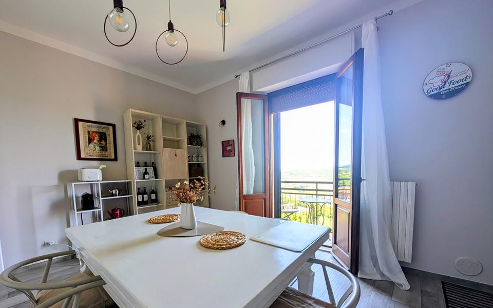 Sala da pranzo luminosa, accogliente, con vista panoramica e dettagli rustici ed eleganti.